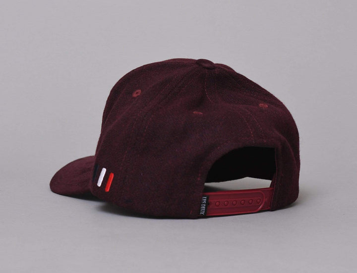 Cap Snapback Les Deux Baseball Cap Weaved Suede II Burgundy Les Deux Snapback Cap / Red / One Size