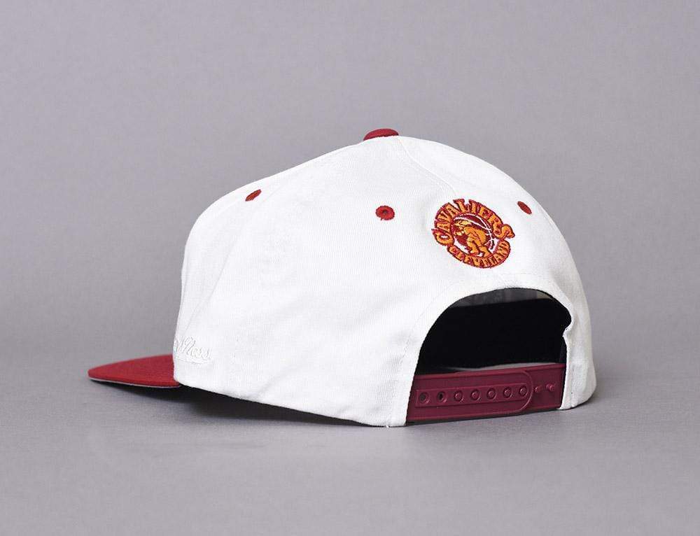 Cap Snapback MITCHELL & NESS SNAPBACK CAP - DUNK CLEVLAND CAVALIERS OFF WHITE / RED Mitchell & Ness Snapback Cap / White / One Size